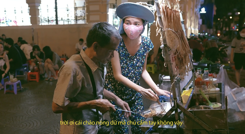 Gỡ bỏ vương miện, Thùy Tiên bán hàng rong, chạy xe công nghệ, quét rác... - Ảnh 2. Gỡ bỏ vương miện, Thùy Tiên bán hàng rong, chạy xe công nghệ, quét rác... - Ảnh 2.