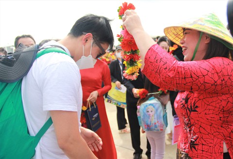 Khách Hàn Quốc xông đất đầu năm: Đón Tết ở đây thật tuyệt! - Ảnh 4. Khách Hàn Quốc xông đất đầu năm: Đón Tết ở đây thật tuyệt! - Ảnh 4.