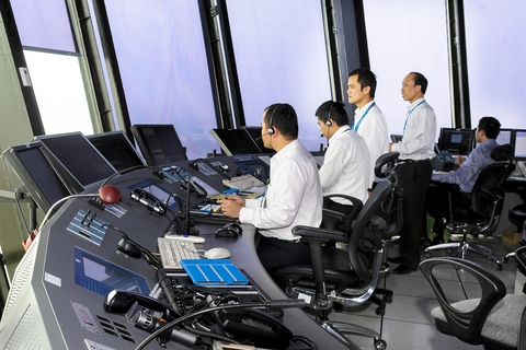 Tiếp nhận máy bay xuống Tân Sơn Nhất vì không lưu Philippines tê liệt - Ảnh 1. Tiếp nhận máy bay xuống Tân Sơn Nhất vì không lưu Philippines tê liệt - Ảnh 1.