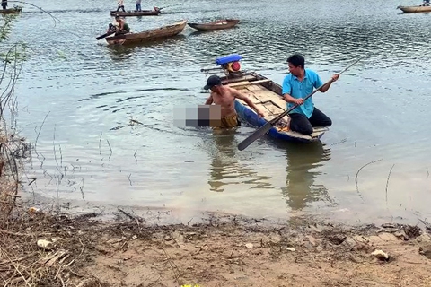 Lật xuồng trên lòng hồ thủy điện Thác Mơ, cha chết đuối, con trai may mắn được cứu - Ảnh 1. Lật xuồng trên lòng hồ thủy điện Thác Mơ, cha chết đuối, con trai may mắn được cứu - Ảnh 1.