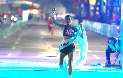 5.000 người chạy marathon chào năm mới 2023 tại bờ hồ Hoàn Kiếm, Hà Nội - Ảnh 1. 5.000 người chạy marathon chào năm mới 2023 tại bờ hồ Hoàn Kiếm, Hà Nội - Ảnh 1.