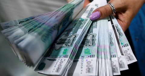 Người Nga chuyển tiền sang ngân hàng nước ngoài tăng gấp 26 lần - Ảnh 1. Người Nga chuyển tiền sang ngân hàng nước ngoài tăng gấp 26 lần - Ảnh 1.