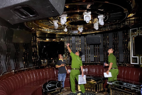 Phó thủ tướng Vũ Đức Đam yêu cầu tăng cường quản lý kinh doanh karaoke, vũ trường - Ảnh 1. Phó thủ tướng Vũ Đức Đam yêu cầu tăng cường quản lý kinh doanh karaoke, vũ trường - Ảnh 1.