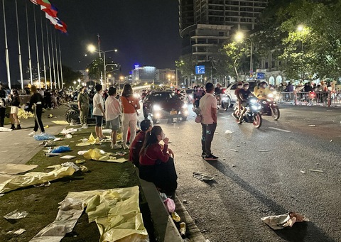 Giao thừa xong, phố đi bộ Nguyễn Huệ rác phủ đầy đường - Ảnh 5. Giao thừa xong, phố đi bộ Nguyễn Huệ rác phủ đầy đường - Ảnh 5.