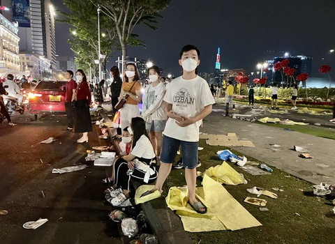 Giao thừa xong, phố đi bộ Nguyễn Huệ rác phủ đầy đường - Ảnh 1. Giao thừa xong, phố đi bộ Nguyễn Huệ rác phủ đầy đường - Ảnh 1.