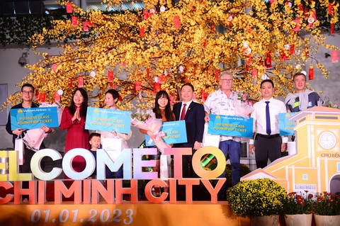 Du lịch TP.HCM rộn ràng đón những vị khách quốc tế đầu tiên năm mới 2023 - Ảnh 1. Du lịch TP.HCM rộn ràng đón những vị khách quốc tế đầu tiên năm mới 2023 - Ảnh 1.