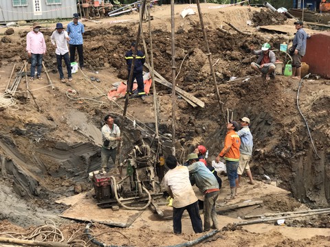 Vụ bé trai lọt trong trụ bê tông đóng sâu 35m: Khẩn trương nhổ trụ lên để cứu cháu bé - Ảnh 1. Vụ bé trai lọt trong trụ bê tông đóng sâu 35m: Khẩn trương nhổ trụ lên để cứu cháu bé - Ảnh 1.