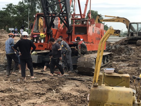 Vụ bé trai lọt trong trụ bê tông đóng sâu 35m: Khẩn trương nhổ trụ lên để cứu cháu bé - Ảnh 3. Vụ bé trai lọt trong trụ bê tông đóng sâu 35m: Khẩn trương nhổ trụ lên để cứu cháu bé - Ảnh 3.