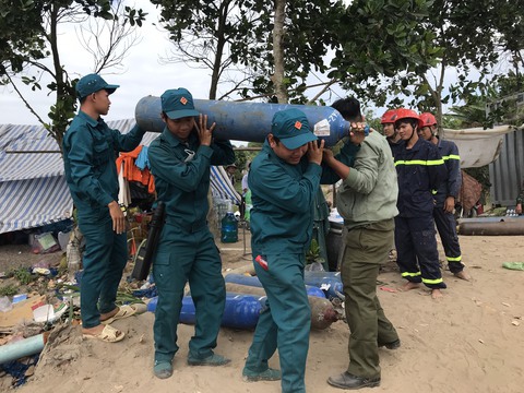 Vụ bé trai lọt trong trụ bê tông đóng sâu 35m: Khẩn trương nhổ trụ lên để cứu cháu bé - Ảnh 4. Vụ bé trai lọt trong trụ bê tông đóng sâu 35m: Khẩn trương nhổ trụ lên để cứu cháu bé - Ảnh 4.