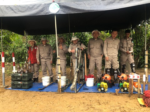 Đường lên đồi thịt băm đã sạch bom mìn - Ảnh 3. Đường lên đồi thịt băm đã sạch bom mìn - Ảnh 3.