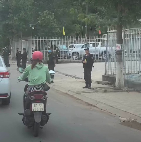 Công an Đồng Nai khám xét Trung tâm đăng kiểm 60-04D - Ảnh 1. Công an Đồng Nai khám xét Trung tâm đăng kiểm 60-04D - Ảnh 1.