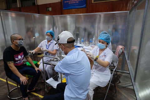 Người dân Hà Nội tiêm phòng vắc xin COVID-19 - Ảnh: NAM TRẦN Người dân Hà Nội tiêm phòng vắc xin COVID-19 - Ảnh: NAM TRẦN
