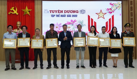 Quảng Nam tặng bằng khen cho báo Tuổi Trẻ vì xuất sắc trong công tác báo chí - Ảnh 1. Quảng Nam tặng bằng khen cho báo Tuổi Trẻ vì xuất sắc trong công tác báo chí - Ảnh 1.