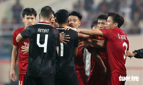 Văn Hậu trở thành điểm nóng với các cầu thủ Indonesia - Ảnh 2. Văn Hậu trở thành điểm nóng với các cầu thủ Indonesia - Ảnh 2.