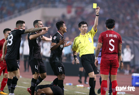 Văn Hậu trở thành điểm nóng với các cầu thủ Indonesia - Ảnh 9. Văn Hậu trở thành điểm nóng với các cầu thủ Indonesia - Ảnh 9.