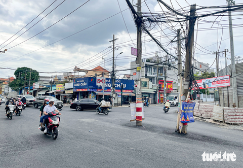 Những cột điện cao thế sừng sững giữa đường ở TP Thủ Đức - Ảnh 1. Những cột điện cao thế sừng sững giữa đường ở TP Thủ Đức - Ảnh 1.