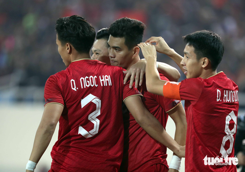 Sau trận thắng Indonesia, Hùng Dũng về viếng bà ngoại vừa mất - Ảnh 2. Sau trận thắng Indonesia, Hùng Dũng về viếng bà ngoại vừa mất - Ảnh 2.