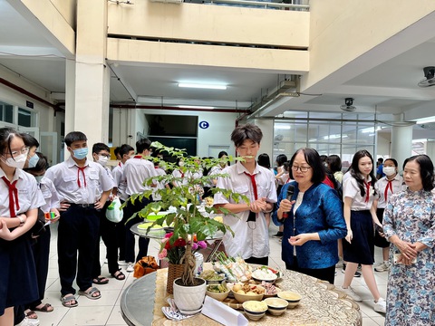 Học sinh bày mâm cỗ, làm củ kiệu đón Tết Nguyên đán tại trường - Ảnh 2. Học sinh bày mâm cỗ, làm củ kiệu đón Tết Nguyên đán tại trường - Ảnh 2.