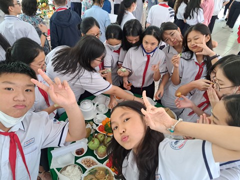 Học sinh bày mâm cỗ, làm củ kiệu đón Tết Nguyên đán tại trường - Ảnh 4. Học sinh bày mâm cỗ, làm củ kiệu đón Tết Nguyên đán tại trường - Ảnh 4.