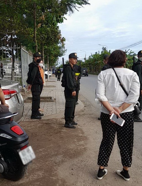 Lực lượng chức năng phong tỏa trung tâm đăng kiểm 60-04D - Ảnh: H.M. Lực lượng chức năng phong tỏa trung tâm đăng kiểm 60-04D - Ảnh: H.M.