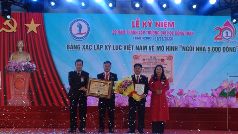 Trường đại học Đồng Tháp nhận kỷ lục Việt Nam - Ảnh 2. Trường đại học Đồng Tháp nhận kỷ lục Việt Nam - Ảnh 2.