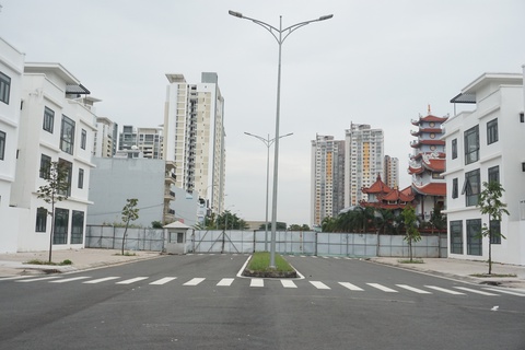 Doanh nghiệp chặn đường trong hai khu đô thị ở Thủ Đức, chính quyền chưa làm gì được - Ảnh 1. Doanh nghiệp chặn đường trong hai khu đô thị ở Thủ Đức, chính quyền chưa làm gì được - Ảnh 1.