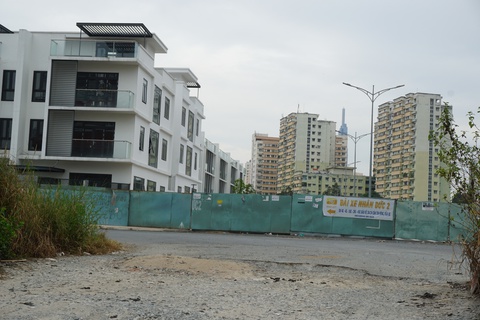 Doanh nghiệp chặn đường trong hai khu đô thị ở Thủ Đức, chính quyền chưa làm gì được - Ảnh 4. Doanh nghiệp chặn đường trong hai khu đô thị ở Thủ Đức, chính quyền chưa làm gì được - Ảnh 4.