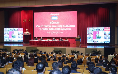 Thủ tướng: Đội ngũ ngoại giao Việt Nam đang ở vào điểm rơi phong độ - Ảnh 2. Thủ tướng: Đội ngũ ngoại giao Việt Nam đang ở vào điểm rơi phong độ - Ảnh 2.