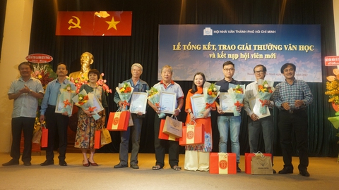 Hội Nhà văn TP.HCM: Lứa tuổi dưới 50 chỉ được 9% - Ảnh 3. Hội Nhà văn TP.HCM: Lứa tuổi dưới 50 chỉ được 9% - Ảnh 3.