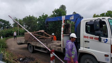Vụ bé trai lọt ống bê tông: Các thiết bị lớn đã tập kết đủ - Ảnh 1. Vụ bé trai lọt ống bê tông: Các thiết bị lớn đã tập kết đủ - Ảnh 1.