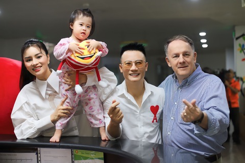Vũ Thu Phương, Hoàng Bách góp sức giúp bệnh nhi tim bẩm sinh có cuộc đời mới - Ảnh 1. Vũ Thu Phương, Hoàng Bách góp sức giúp bệnh nhi tim bẩm sinh có cuộc đời mới - Ảnh 1.