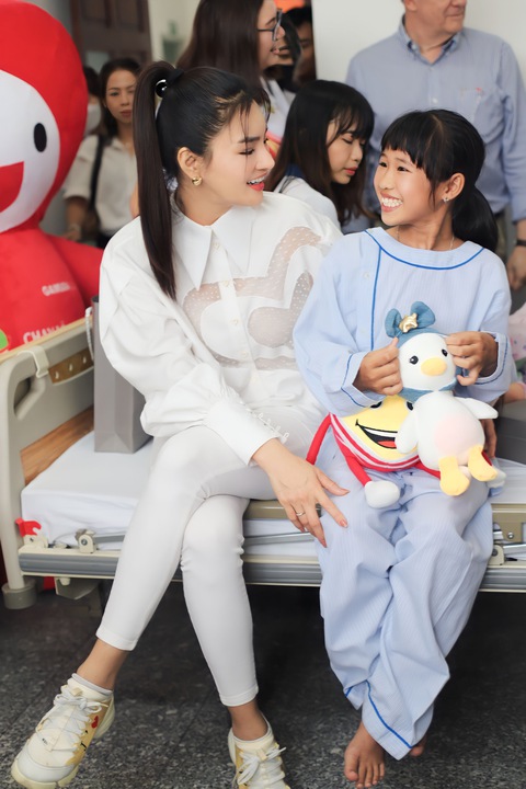 Vũ Thu Phương, Hoàng Bách góp sức giúp bệnh nhi tim bẩm sinh có cuộc đời mới - Ảnh 2. Vũ Thu Phương, Hoàng Bách góp sức giúp bệnh nhi tim bẩm sinh có cuộc đời mới - Ảnh 2.
