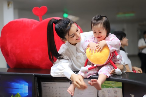 Vũ Thu Phương, Hoàng Bách góp sức giúp bệnh nhi tim bẩm sinh có cuộc đời mới - Ảnh 4. Vũ Thu Phương, Hoàng Bách góp sức giúp bệnh nhi tim bẩm sinh có cuộc đời mới - Ảnh 4.