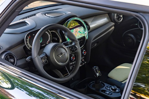 MINI Cooper S 3-Cửa Resolute Edition mới giá 2,3 tỉ đồng tại Việt Nam: Nhiều đồ chơi thời trang - Ảnh 10. MINI Cooper S 3-Cửa Resolute Edition mới giá 2,3 tỉ đồng tại Việt Nam: Nhiều đồ chơi thời trang - Ảnh 10.