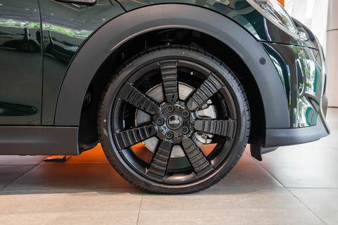 MINI Cooper S 3-Cửa Resolute Edition mới giá 2,3 tỉ đồng tại Việt Nam: Nhiều đồ chơi thời trang - Ảnh 8. MINI Cooper S 3-Cửa Resolute Edition mới giá 2,3 tỉ đồng tại Việt Nam: Nhiều đồ chơi thời trang - Ảnh 8.