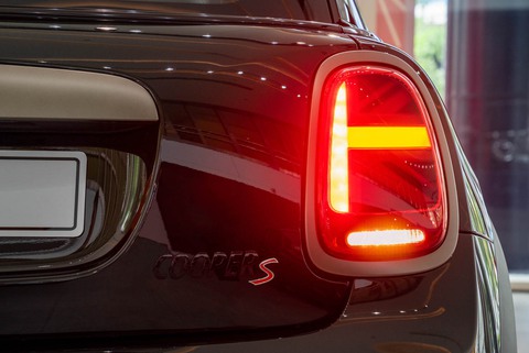 MINI Cooper S 3-Cửa Resolute Edition mới giá 2,3 tỉ đồng tại Việt Nam: Nhiều đồ chơi thời trang - Ảnh 6. MINI Cooper S 3-Cửa Resolute Edition mới giá 2,3 tỉ đồng tại Việt Nam: Nhiều đồ chơi thời trang - Ảnh 6.