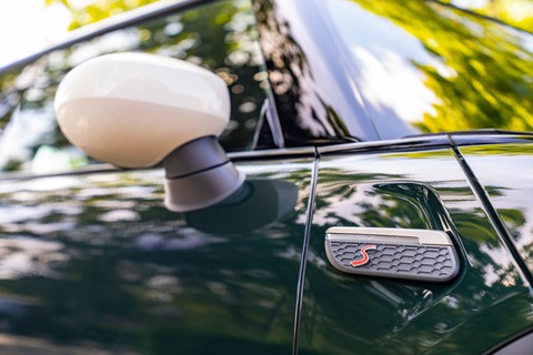 MINI Cooper S 3-Cửa Resolute Edition mới giá 2,3 tỉ đồng tại Việt Nam: Nhiều đồ chơi thời trang - Ảnh 9. MINI Cooper S 3-Cửa Resolute Edition mới giá 2,3 tỉ đồng tại Việt Nam: Nhiều đồ chơi thời trang - Ảnh 9.