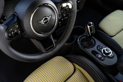 MINI Cooper S 3-Cửa Resolute Edition mới giá 2,3 tỉ đồng tại Việt Nam: Nhiều đồ chơi thời trang - Ảnh 11. MINI Cooper S 3-Cửa Resolute Edition mới giá 2,3 tỉ đồng tại Việt Nam: Nhiều đồ chơi thời trang - Ảnh 11.