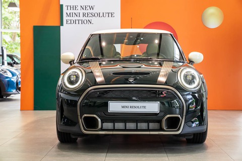 MINI Cooper S 3-Cửa Resolute Edition mới giá 2,3 tỉ đồng tại Việt Nam: Nhiều đồ chơi thời trang - Ảnh 3. MINI Cooper S 3-Cửa Resolute Edition mới giá 2,3 tỉ đồng tại Việt Nam: Nhiều đồ chơi thời trang - Ảnh 3.
