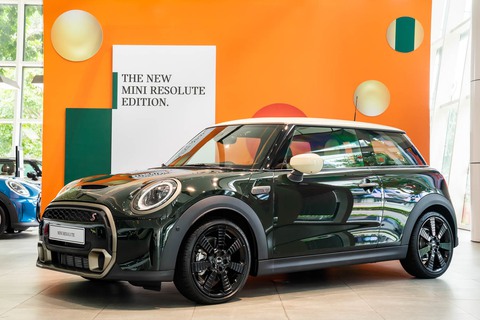 MINI Cooper S 3-Cửa Resolute Edition mới giá 2,3 tỉ đồng tại Việt Nam: Nhiều đồ chơi thời trang - Ảnh 1. MINI Cooper S 3-Cửa Resolute Edition mới giá 2,3 tỉ đồng tại Việt Nam: Nhiều đồ chơi thời trang - Ảnh 1.