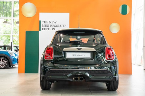 MINI Cooper S 3-Cửa Resolute Edition mới giá 2,3 tỉ đồng tại Việt Nam: Nhiều đồ chơi thời trang - Ảnh 5. MINI Cooper S 3-Cửa Resolute Edition mới giá 2,3 tỉ đồng tại Việt Nam: Nhiều đồ chơi thời trang - Ảnh 5.