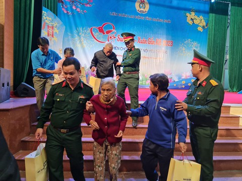 Đại tướng Phan Văn Giang: Không để người dân nào không có Tết - Ảnh 2. Đại tướng Phan Văn Giang: Không để người dân nào không có Tết - Ảnh 2.