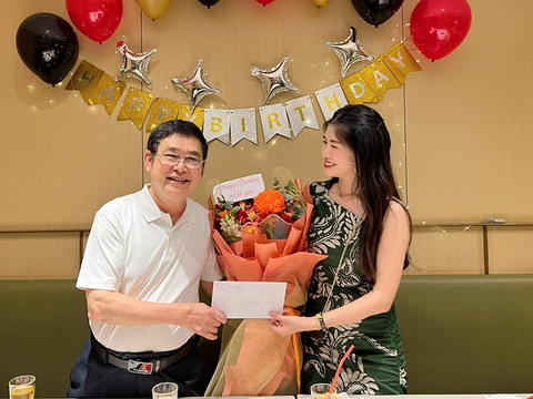 Ảnh vui sao Việt 10-1: Mỹ nhân Ngọc Trinh và Minh Hằng đọ sắc - Ảnh 9. Ảnh vui sao Việt 10-1: Mỹ nhân Ngọc Trinh và Minh Hằng đọ sắc - Ảnh 9.