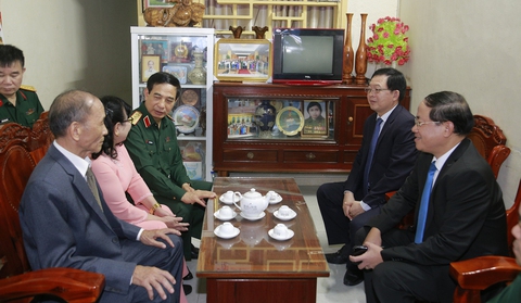 Bộ trưởng Bộ Quốc phòng: Đảm bảo để bộ đội đón Tết vui tươi và sẵn sàng chiến đấu cao - Ảnh 2. Bộ trưởng Bộ Quốc phòng: Đảm bảo để bộ đội đón Tết vui tươi và sẵn sàng chiến đấu cao - Ảnh 2.