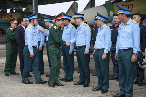 Bộ trưởng Bộ Quốc phòng: Đảm bảo để bộ đội đón Tết vui tươi và sẵn sàng chiến đấu cao - Ảnh 3. Bộ trưởng Bộ Quốc phòng: Đảm bảo để bộ đội đón Tết vui tươi và sẵn sàng chiến đấu cao - Ảnh 3.