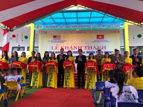 Khánh thành trường mầm non ở Quảng Trị, đại sứ Mỹ nói tiếng Việt gây bất ngờ - Ảnh 1. Khánh thành trường mầm non ở Quảng Trị, đại sứ Mỹ nói tiếng Việt gây bất ngờ - Ảnh 1.