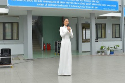 Diễn viên Đoàn Minh Tài cùng hoa hậu Ban Mai mang xuân ra Côn Đảo - Ảnh 7. Diễn viên Đoàn Minh Tài cùng hoa hậu Ban Mai mang xuân ra Côn Đảo - Ảnh 7.