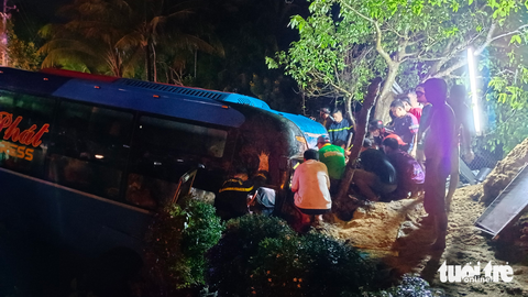 Tài xế bị trộm uy hiếp, xe giường nằm lao xuống mương nước - Ảnh 1. Tài xế bị trộm uy hiếp, xe giường nằm lao xuống mương nước - Ảnh 1.