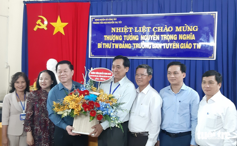 Trưởng Ban Tuyên giáo Trung ương thăm, tặng quà Tết tại Tiền Giang - Ảnh 1. Trưởng Ban Tuyên giáo Trung ương thăm, tặng quà Tết tại Tiền Giang - Ảnh 1.