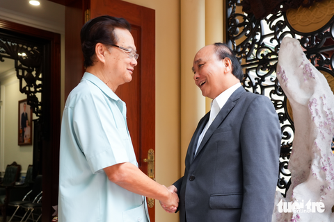 Chủ tịch nước Nguyễn Xuân Phúc dâng hương ở Bến Nhà Rồng, thăm nguyên lãnh đạo cấp cao - Ảnh 2. Chủ tịch nước Nguyễn Xuân Phúc dâng hương ở Bến Nhà Rồng, thăm nguyên lãnh đạo cấp cao - Ảnh 2.